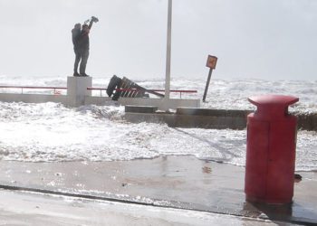 El paseo marítimo de Cádiz inundado por un pasado temporal / FOTO: Eulogio García