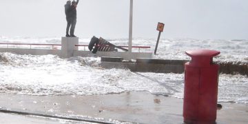 El paseo marítimo de Cádiz inundado por un pasado temporal / FOTO: Eulogio García