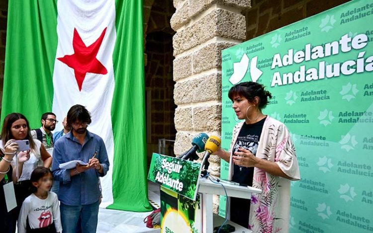 Teresa Rodríguez atendiendo a los medios en la Asamblea del pasado noviembre / FOTO: Eulogio García