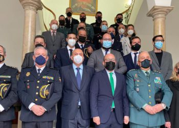 Rodríguez Baturone junto al alcalde en el posado tras la toma de posesión en febrero de 2022 / FOTO: Ayto.