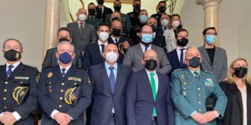Rodríguez Baturone junto al alcalde en el posado tras la toma de posesión en febrero de 2022 / FOTO: Ayto.
