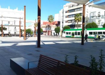 Circulando junto a la remodelada plaza del Reu de La Isla / FOTO: DBC