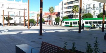 Circulando junto a la remodelada plaza del Reu de La Isla / FOTO: DBC