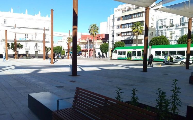 Circulando junto a la remodelada plaza del Reu de La Isla / FOTO: DBC