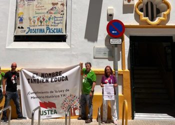 Con la pancarta delante del Josefina Pascual / FOTO: Ustea