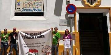 Con la pancarta delante del Josefina Pascual / FOTO: Ustea
