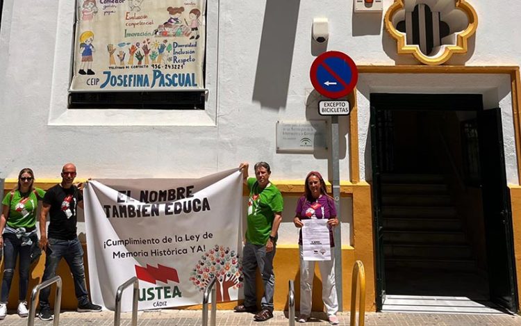 Con la pancarta delante del Josefina Pascual / FOTO: Ustea