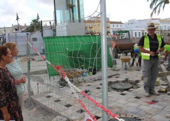 Preguntando a los obreros por los trabajos en marcha / FOTO: Ayto.