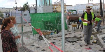 Preguntando a los obreros por los trabajos en marcha / FOTO: Ayto.