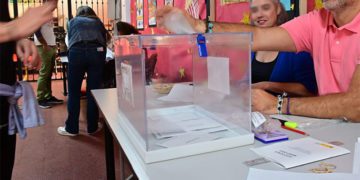 En una mesa en las recientes elecciones municipales / FOTO: Eulogio García