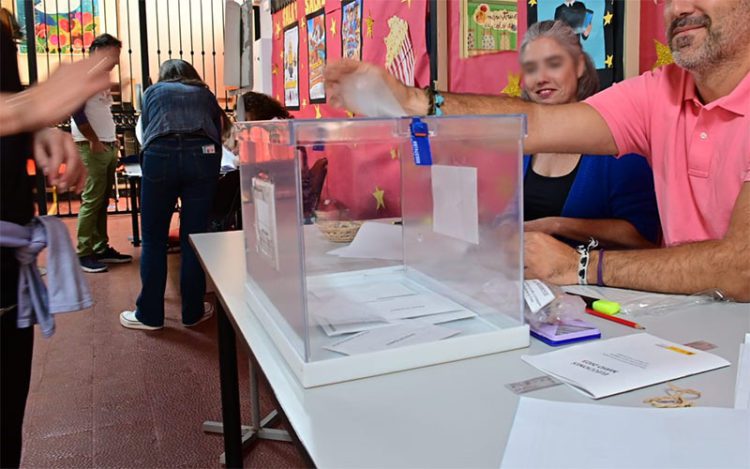 En una mesa en las recientes elecciones municipales / FOTO: Eulogio García