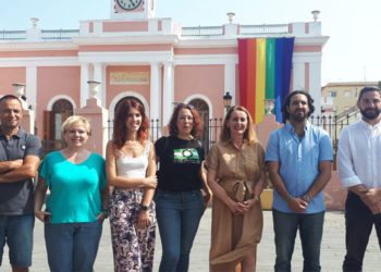 Concejales y militantes de ambos espacios posando antes de la firma / FOTO: Ayto.