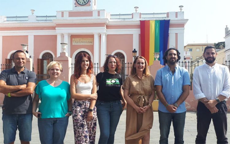 Concejales y militantes de ambos espacios posando antes de la firma / FOTO: Ayto.