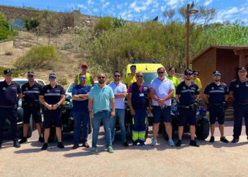 Beardo y sus concejales posando con los agentes / FOTO: Ayto.