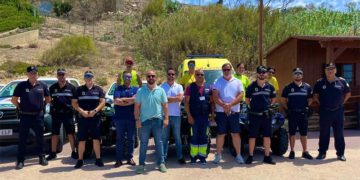 Beardo y sus concejales posando con los agentes / FOTO: Ayto.
