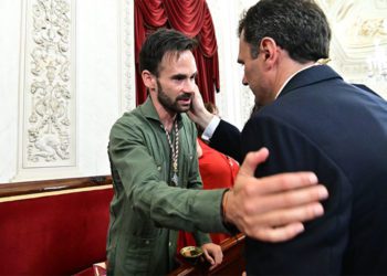 García y De la Cruz saludándose tras el pasado pleno de investidura / FOTO: Eulogio García