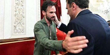 García y De la Cruz saludándose tras el pasado pleno de investidura / FOTO: Eulogio García