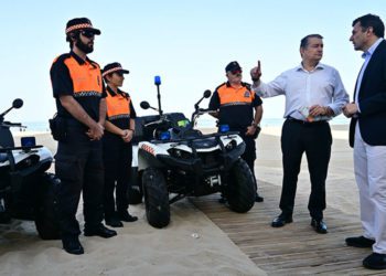 Consejero y alcalde charlan junto a miembros de Protección Civil / FOTO: Eulogio García