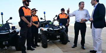 Consejero y alcalde charlan junto a miembros de Protección Civil / FOTO: Eulogio García