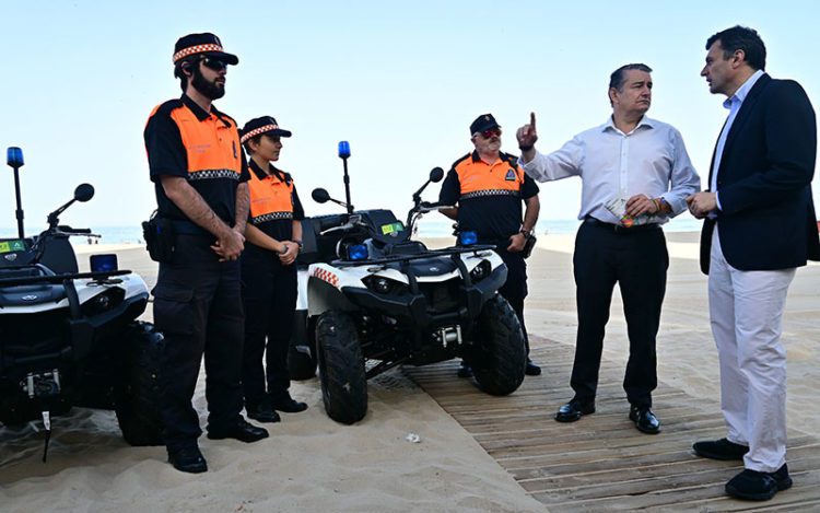 Consejero y alcalde charlan junto a miembros de Protección Civil / FOTO: Eulogio García