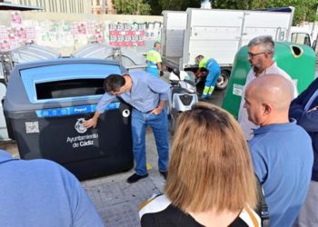 El alcalde del PP comprueba que los contenedores son de verdad / FOTO: Ayto.