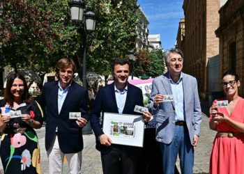 Presentando el cupón en la misma calle protagonista / FOTO: Eulogio García