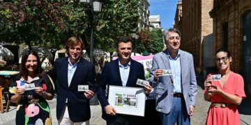 Presentando el cupón en la misma calle protagonista / FOTO: Eulogio García