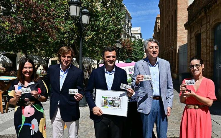 Presentando el cupón en la misma calle protagonista / FOTO: Eulogio García