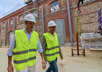 García y Cossi con su casco supervisando las obras en los depósitos de tabaco / FOTO: Eulogio García