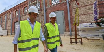García y Cossi con su casco supervisando las obras en los depósitos de tabaco / FOTO: Eulogio García