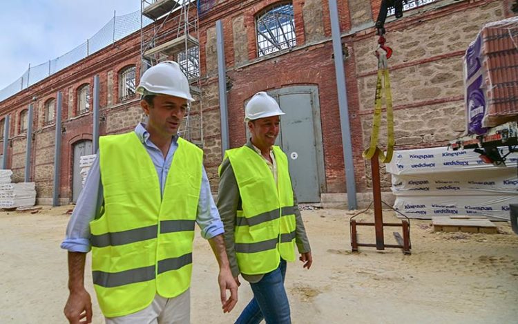 García y Cossi con su casco supervisando las obras en los depósitos de tabaco / FOTO: Eulogio García