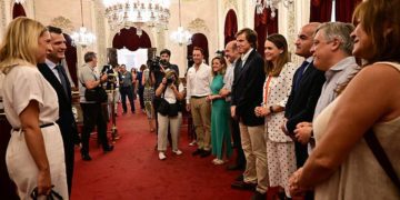 Saludando a miembros del Gobierno local y la oposición en el salón de plenos / FOTO: Eulogio García