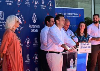 Martínez observa un paso atrás a quien fuera su concejal, ahora alcalde / FOTO: Eulogio García