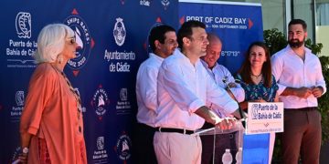 Martínez observa un paso atrás a quien fuera su concejal, ahora alcalde / FOTO: Eulogio García