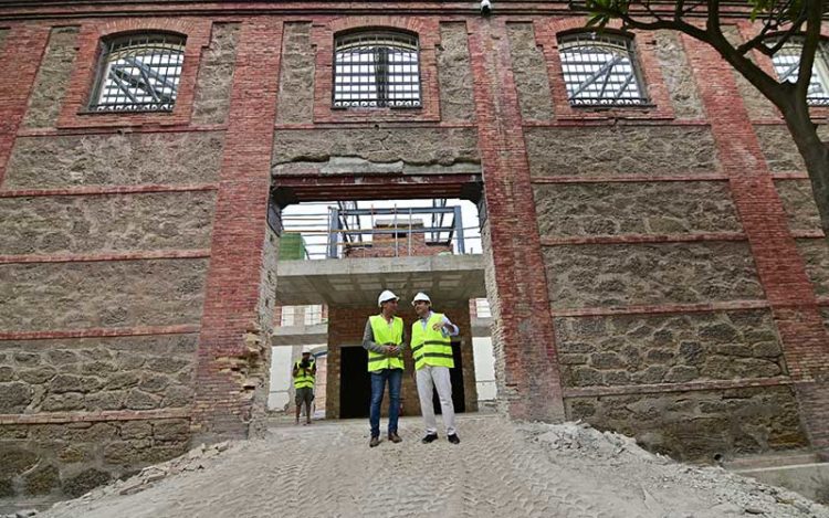 El alcalde supervisaba días atrás el proyecto estrella de la EDUSI / FOTO: Eulogio García