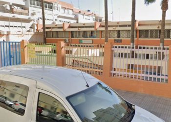 Entrada al veterano colegio isleño