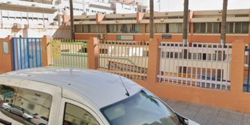 Entrada al veterano colegio isleño