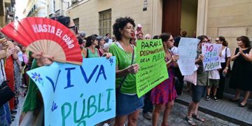 Concentrados ante la delegación territorial de Educación / FOTO: Eulogio García