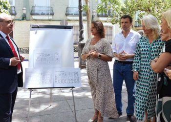 Repasando planos aunque todavía no se tiene el proyecto / FOTO: Junta