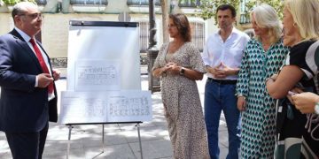 Repasando planos aunque todavía no se tiene el proyecto / FOTO: Junta
