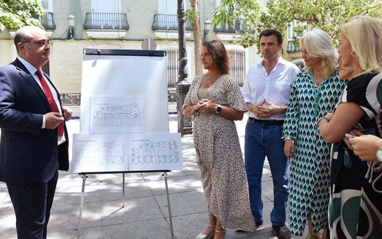 Repasando planos aunque todavía no se tiene el proyecto / FOTO: Junta