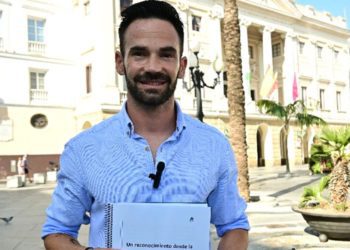 David de la Cruz posando a las puertas del Ayuntamiento / FOTO: Eulogio García