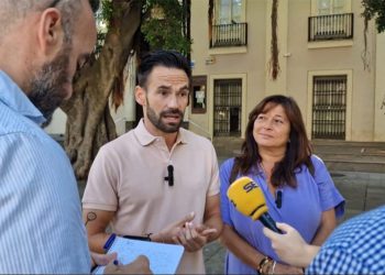 De la Cruz y Fernández atendiendo a la prensa en la plaza Mina / FOTO: Adelante