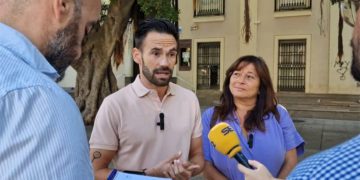 De la Cruz y Fernández atendiendo a la prensa en la plaza Mina / FOTO: Adelante