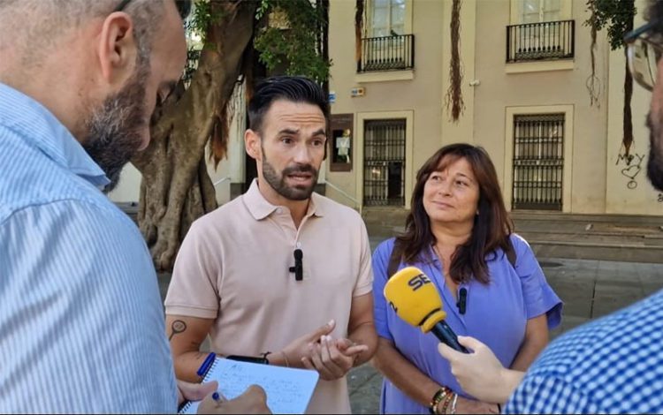 De la Cruz y Fernández atendiendo a la prensa en la plaza Mina / FOTO: Adelante