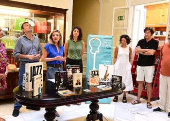 Recepcionando los libros de jazz en la biblioteca Celestino Mutis / FOTO: Eulogio García