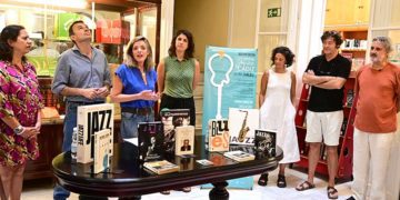 Recepcionando los libros de jazz en la biblioteca Celestino Mutis / FOTO: Eulogio García