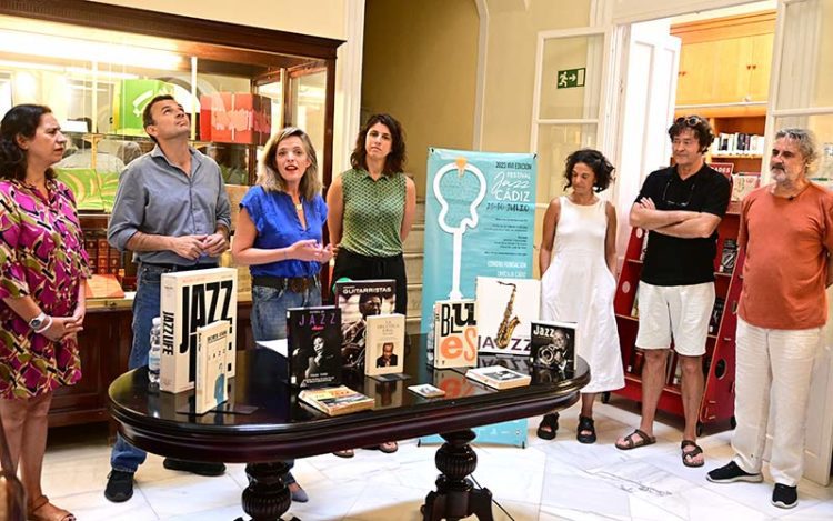 Recepcionando los libros de jazz en la biblioteca Celestino Mutis / FOTO: Eulogio García