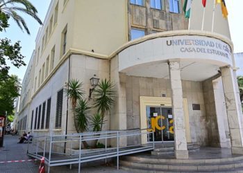 Entrada a la ya operativa Casa del Estudiante / FOTO: Eulogio García