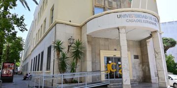 Entrada a la ya operativa Casa del Estudiante / FOTO: Eulogio García